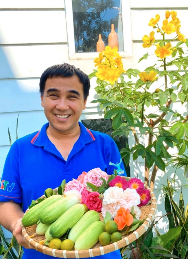 Nam MC từng hài hước so sánh khu vườn nhà mình như một phim trường thu nhỏ về bối cảnh nông thôn. Ảnh: FBNV