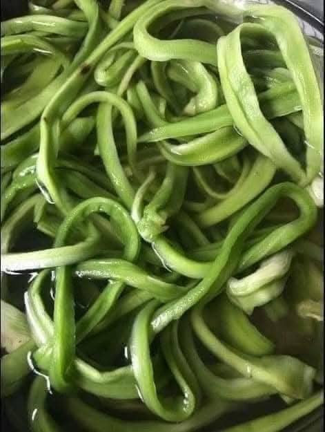 Người bán cho biết, do được phơi khôi nên rau tiến vua khá dôi. Một lạng rau khô ngâm được khoảng 6-7 lạng rau thành phẩm. Ảnh: FB Lan Hương