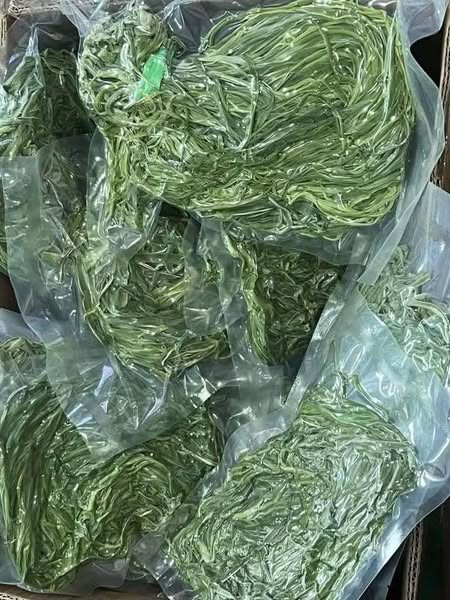 Mùa rau tiến vua thường vào tháng 4 âm lịch hàng năm. Tuy nhiên, rau tiến vua được bán quanh năm ở dạng rau khô và muối chua. Ảnh: Facebook