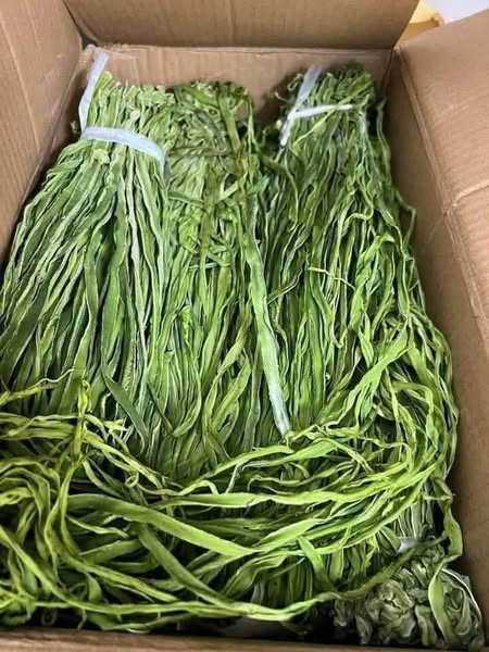 Nhìn bên ngoài, loại rau này có hình dáng trông không khác gì nắm cỏ, xưa kia được dùng để tiến vua. Ảnh: FB Thanh Nga