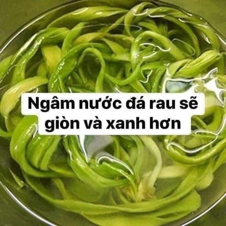 Khi sử dụng, rau tiến vua cần ngâm trong nước lạnh từ 2-3 tiếng, nếu ngâm nước ấm rau nở nhanh hơn nhưng không còn giòn xanh và ngon nữa. Ảnh: Facebook