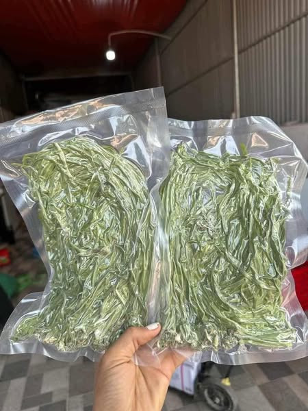 Mỗi kg rau tiến vua giá từ 350.000 - 500.000 đồng. Thông thường, rau tiến vua được đóng thành túi nhỏ khoảng 200g, hút chân không, giá 90.000 - 95.000 đồng/túi. Ảnh: FB Lan Hương