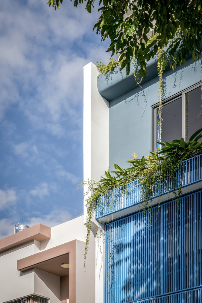 Tiêu chí thiết kế của dự án là tạo sự kết nối liền mạch giữa các tầng, tích hợp các khu vực sinh hoạt như ăn uống, học tập và vui chơi. Điều này giúp những đứa trẻ có thể tự do sinh hoạt, khám phá, đồng thời dễ dàng tương tác với bố mẹ. Ảnh: Minh Quốc Bùi