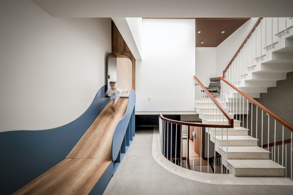 Các ô thông gió trên sàn là sự kết nối các không gian sống bằng giếng trời. Ảnh: Minh Quốc Bùi