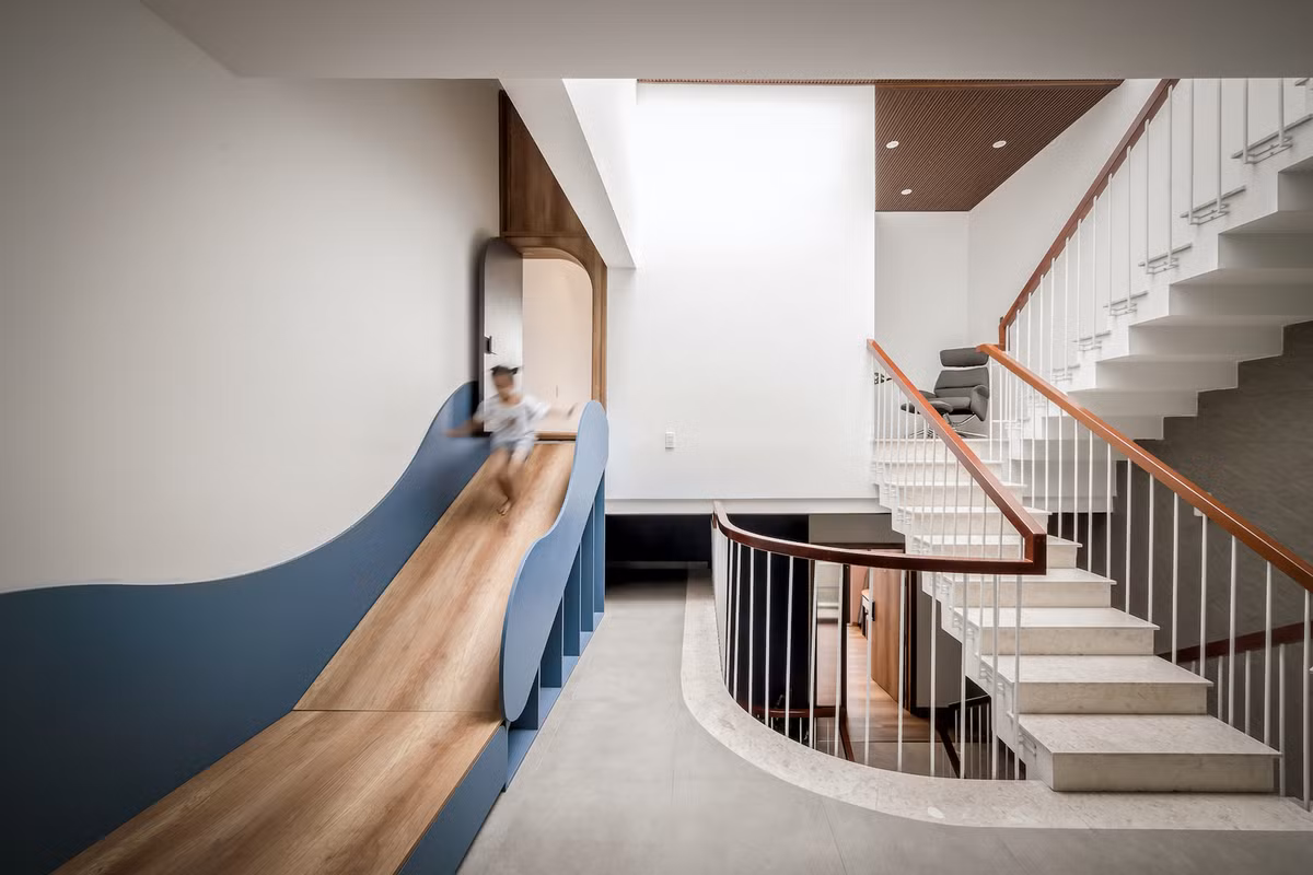 Các ô thông gió trên sàn là sự kết nối các không gian sống bằng giếng trời. Ảnh: Minh Quốc Bùi