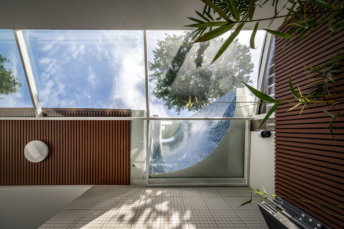 Các khoảng thông tầng được tận dụng để kết nối không gian sinh hoạt bằng giếng trời, mang lại ánh sáng tự nhiên và đảm bảo sự thông thoáng. Ảnh: Minh Quốc Bùi