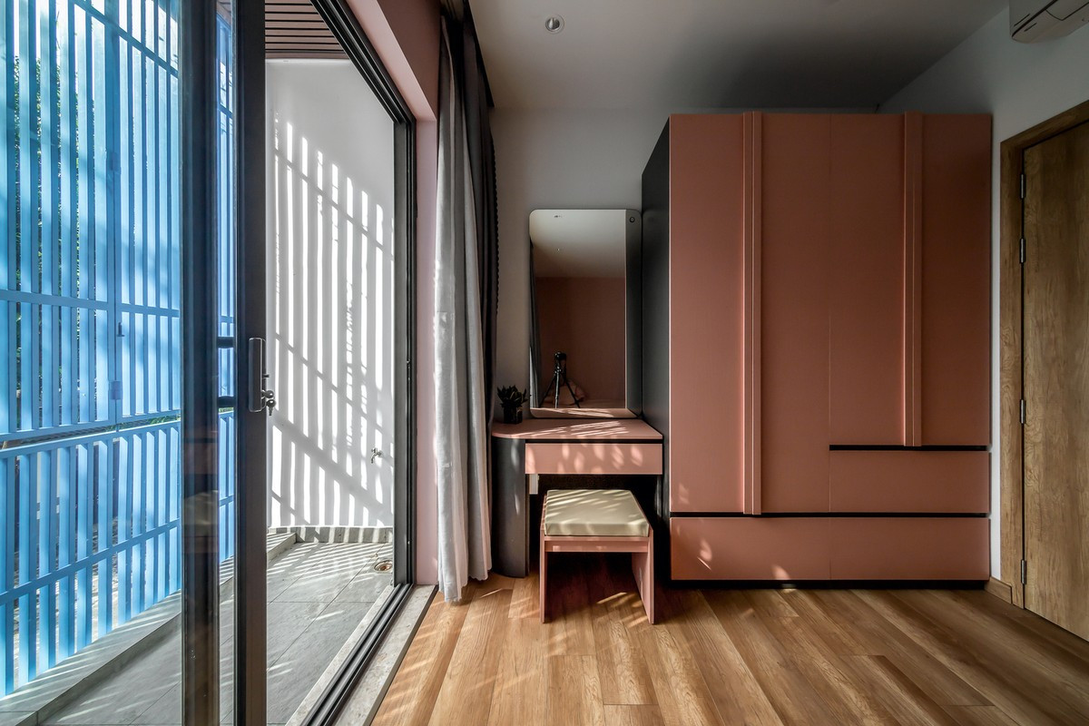 Phòng ngủ của bố mẹ có tầm nhìn hướng ra khu vui chơi của con, nhưng vẫn giữ được sự riêng tư nhờ một sảnh nhỏ. Ảnh: Minh Quốc Bùi