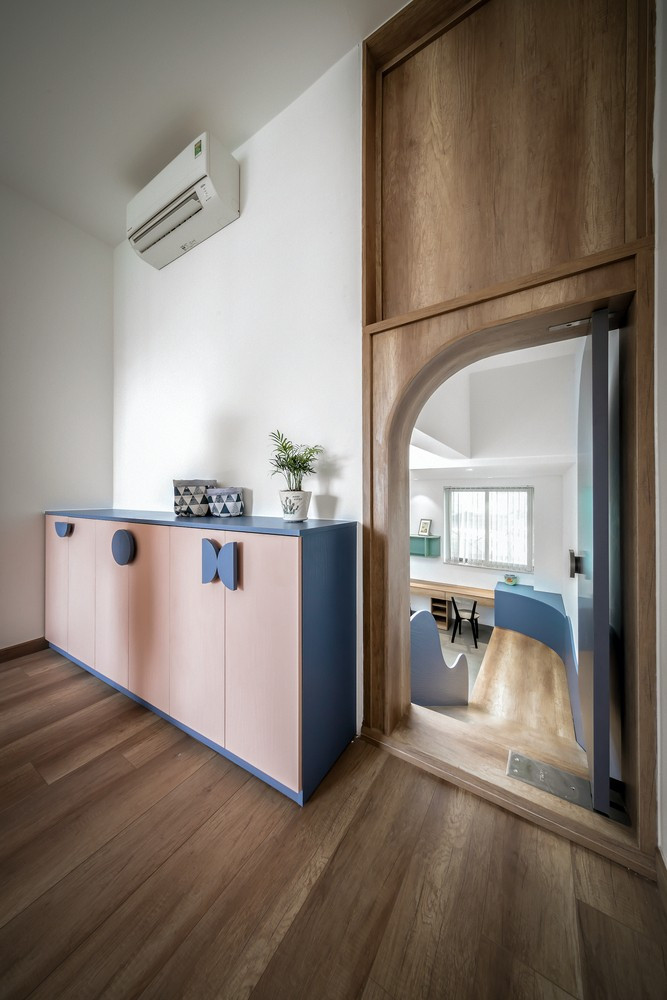 Khu vực dành cho trẻ em, nơi nghỉ ngơi, học tập và vui chơi liên kết với nhau bằng cầu thang và điểm nhấn đặc biệt là một chiếc cầu trượt dẫn từ phòng ngủ xuống. Ảnh: Minh Quốc Bùi