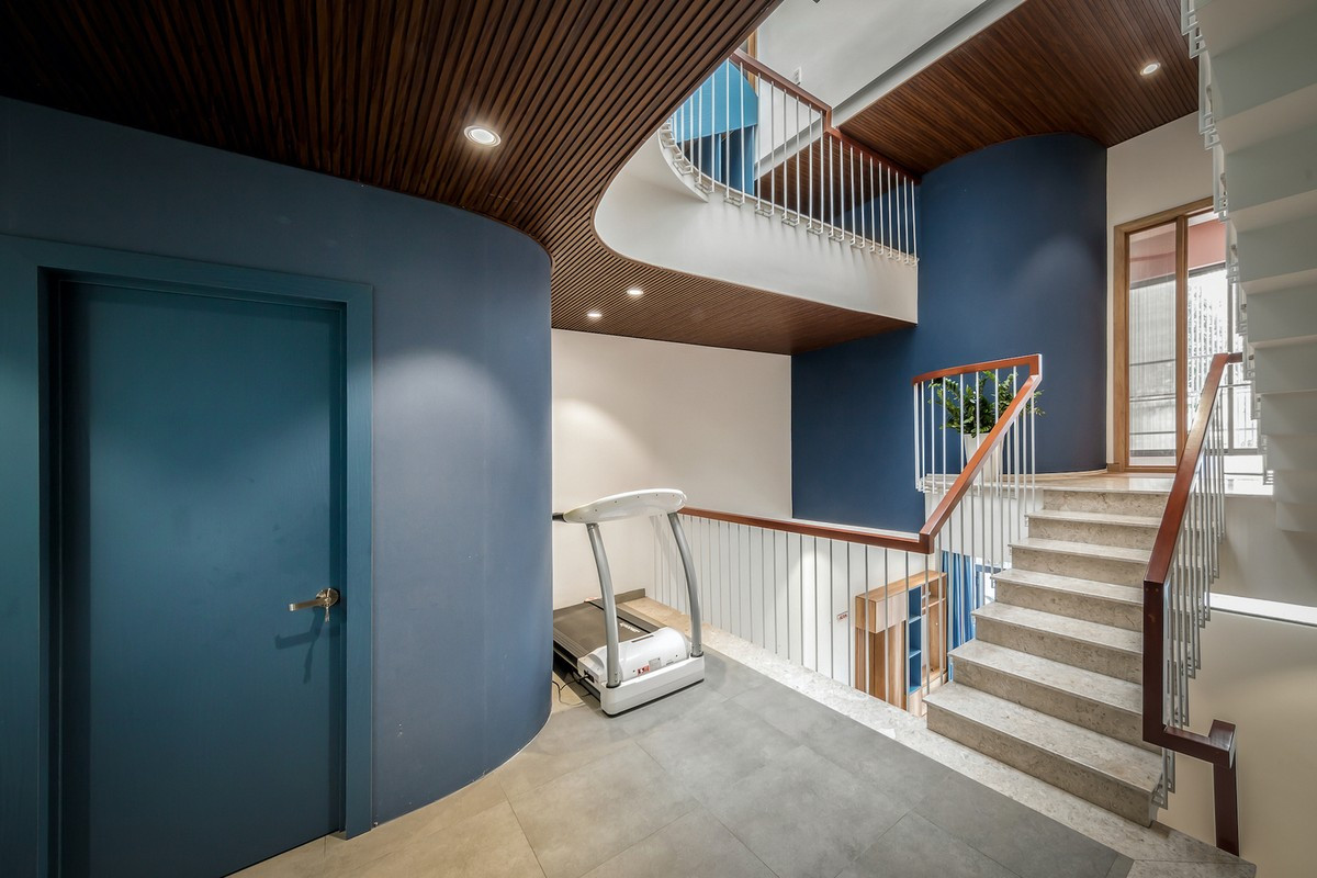 Tầng lửng được thiết kế như một không gian sinh hoạt chung, nơi trẻ em có thể vui đùa, trò chuyện và kết nối với nhau. Ảnh: Minh Quốc Bùi