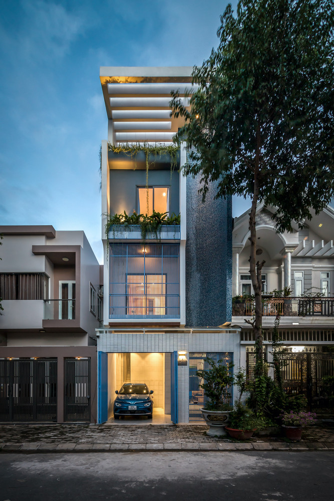 Gia đình gồm cha mẹ và bốn người con, cùng sống trong một ngôi nhà có diện tích (5,7 x 10,4 m). Ảnh: Minh Quốc Bùi