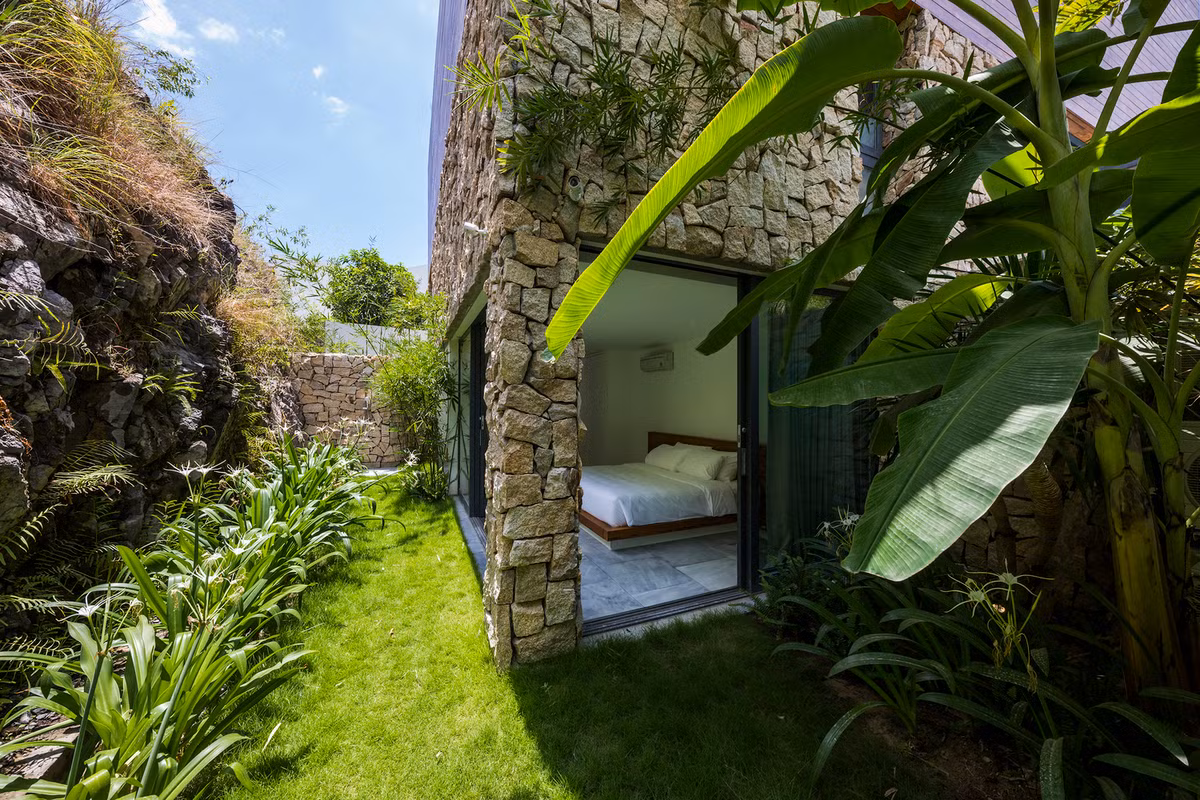 Mặt sau của tầng 1 có thêm một phòng ngủ phụ sở hữu khu vườn riêng xanh mướt. Ảnh: Hiroyuki Oki