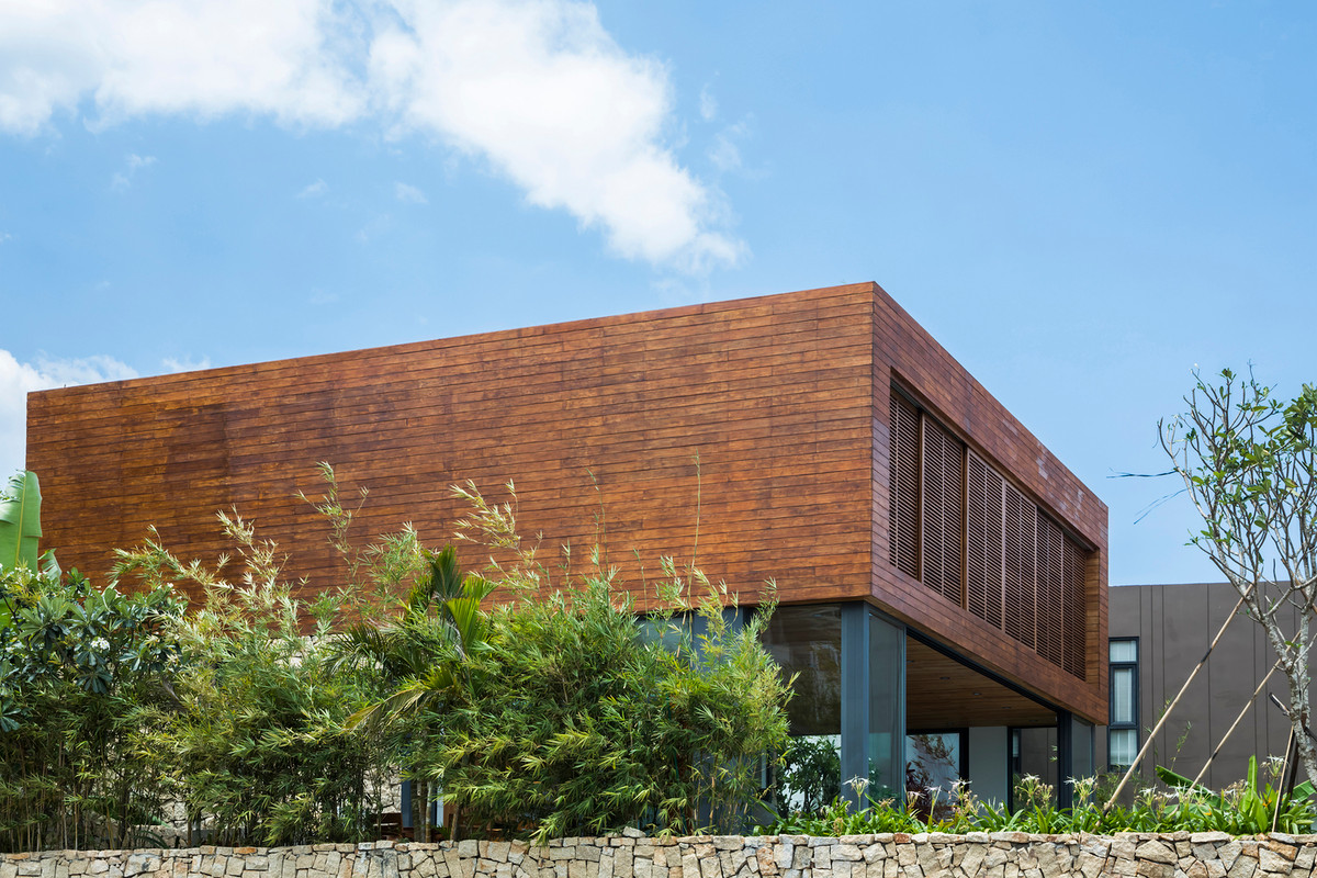 Tuy nhiên, với mật độ xây dựng cao tại thành phố du lịch này, view nhìn ra biển từ phía căn biệt thự nghỉ dưỡng sẽ bị phá hỏng nếu không có phương án thiết kế phù hợp. Ảnh: Hiroyuki Oki