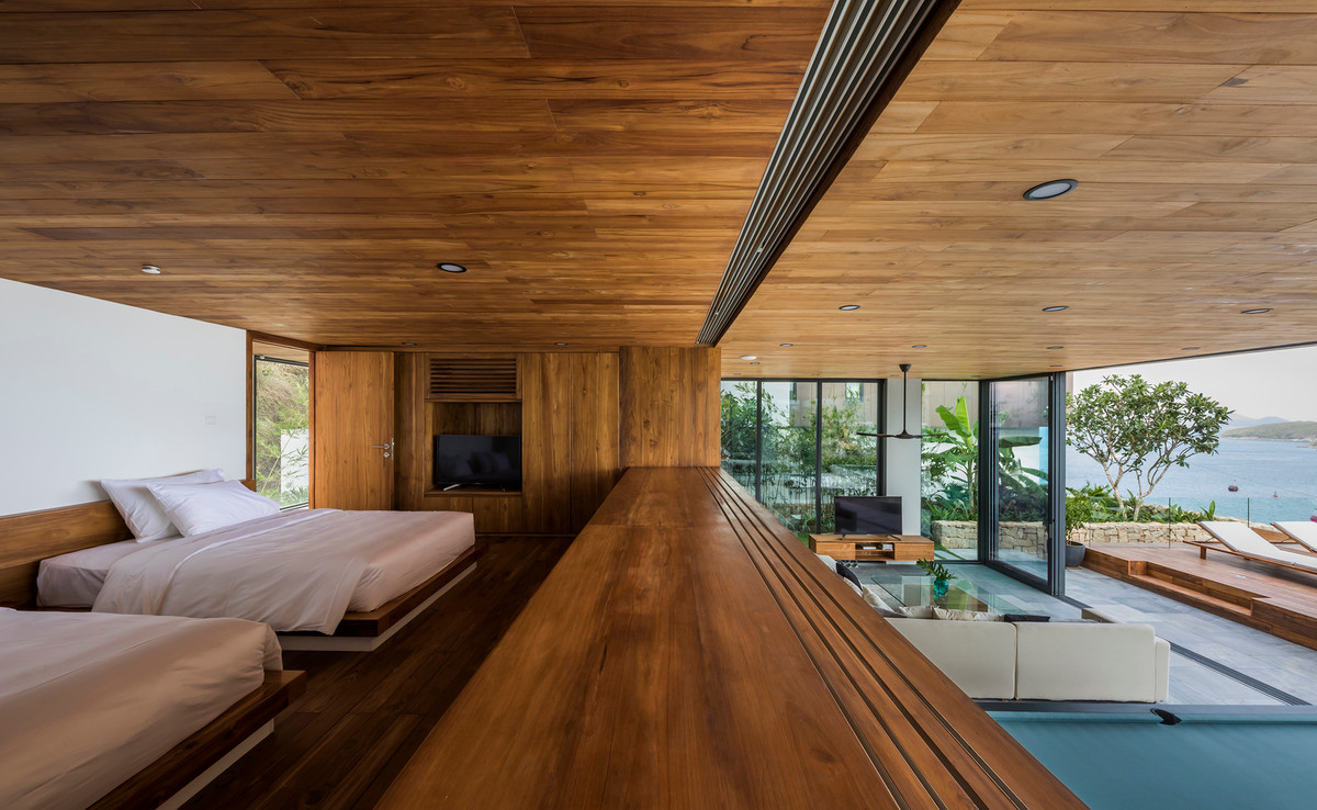 Phòng ngủ gồm 2 giường ở tầng lửng kết nối với không gian sinh hoạt bên dưới nhưng có thể đóng lại khi cần thiết. Ảnh: Hiroyuki Oki