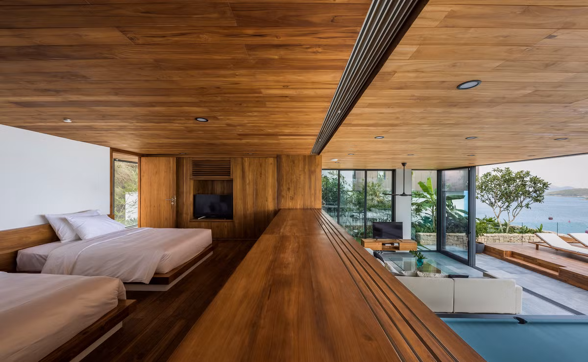 Phòng ngủ gồm 2 giường ở tầng lửng kết nối với không gian sinh hoạt bên dưới nhưng có thể đóng lại khi cần thiết. Ảnh: Hiroyuki Oki