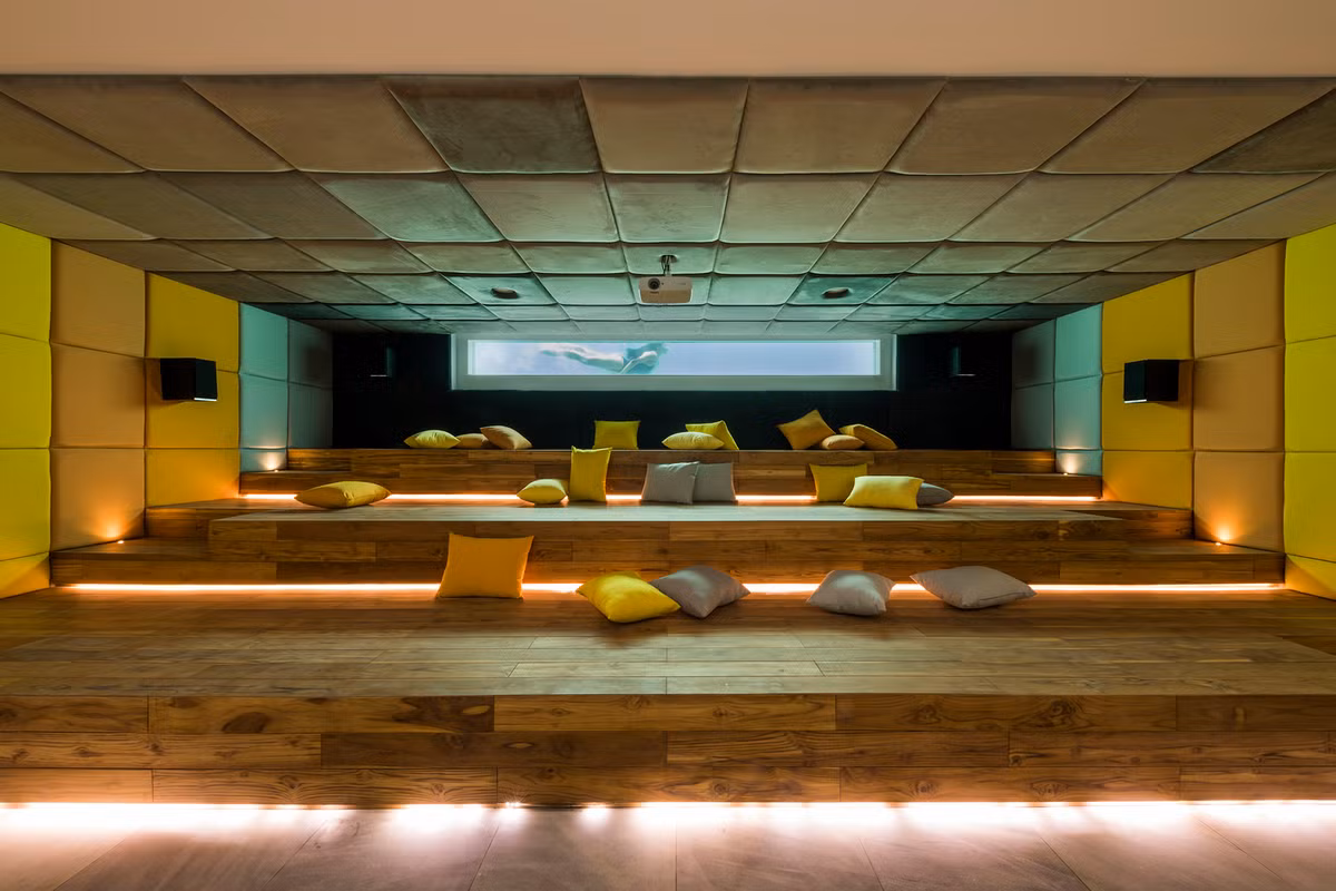 Rạp chiếu phim hiện đại lấy sáng tự nhiên bằng một cửa sổ hứng ánh sáng chiếu qua bể bơi. Ảnh: Hiroyuki Oki