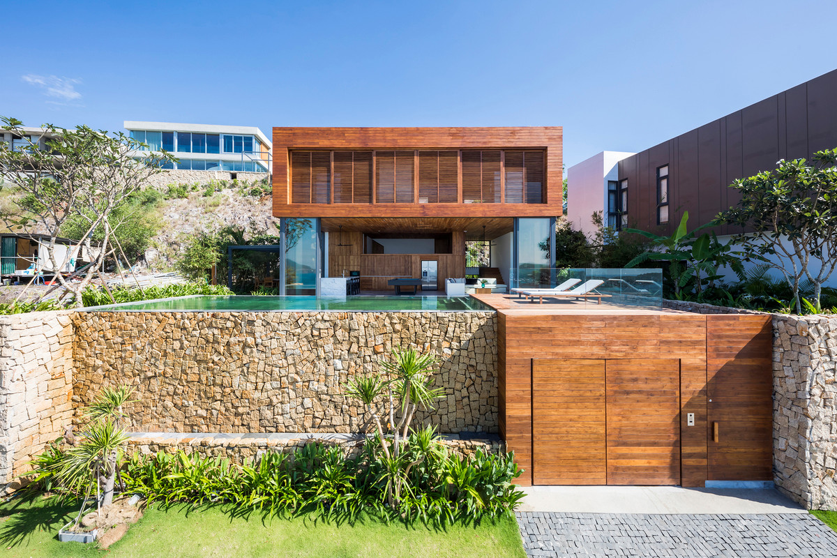 Tọa lạc trên khu đất có diện tích 420m2 trên một quả đồi tại Nha Trang, Timber House có tầm nhìn hướng biển và những ngọn núi phía sau. Ảnh: Hiroyuki Oki