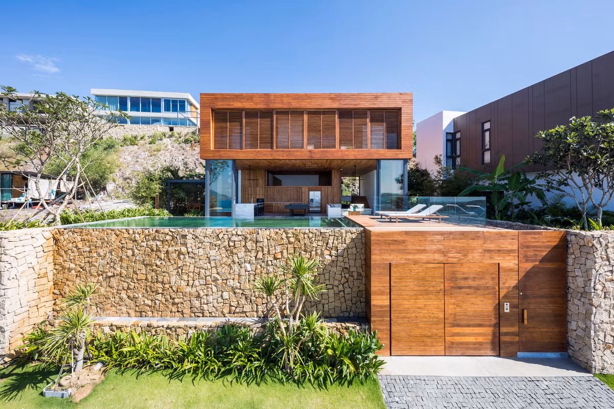 Tọa lạc trên khu đất có diện tích 420m2 trên một quả đồi tại Nha Trang, Timber House có tầm nhìn hướng biển và những ngọn núi phía sau. Ảnh: Hiroyuki Oki