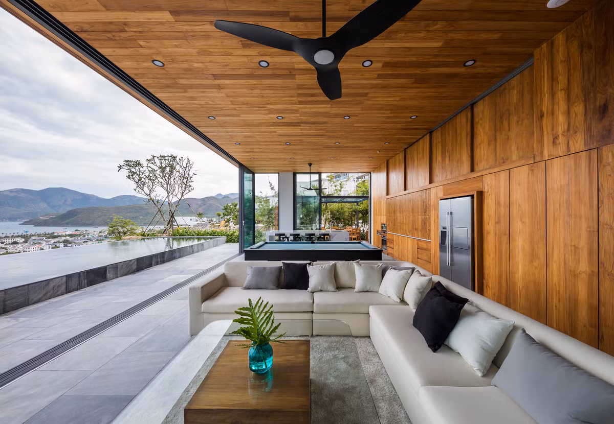 Khu vực thư giãn cạnh hồ bơi. Ảnh: Hiroyuki Oki