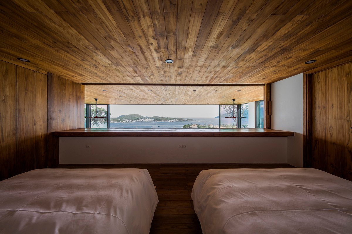 Tại tầng lửng, du khách có thể vừa nghỉ ngơi, vừa phóng tầm nhìn hướng biển đẹp mộng mơ. Ảnh: Hiroyuki Oki