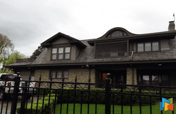 Căn nhà thiết kế cổ điển với gạch màu be đơn giản. Phía ngoài là hàng rào sắt kiên cố. Ảnh: Fifthperson