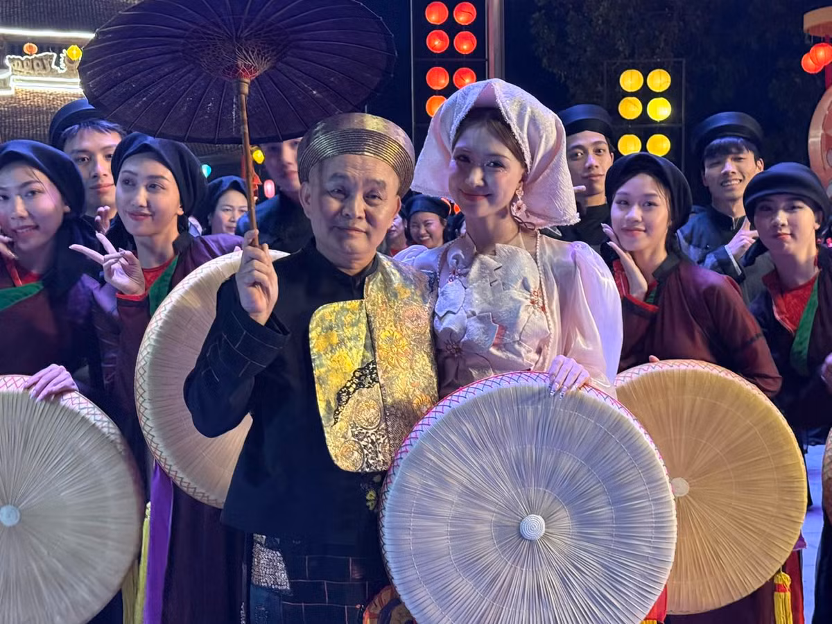 Về vấn đề này, nam nghệ sĩ cho biết nếu tính theo mức cát-xê bình thường, Hòa Minzy sẽ không thể trả được. Vì vậy, ông đã để nữ ca sĩ tự quyết định mức thù lao, thể hiện sự hỗ trợ và tôn trọng đối với nghệ sĩ trẻ. Ảnh: FB Xuân Hinh