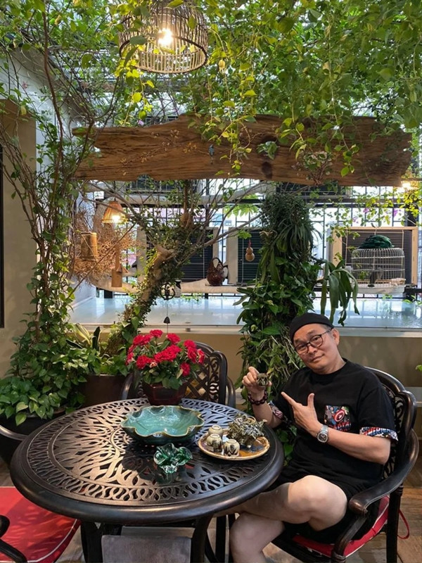 Ngôi nhà sở hữu không gian xanh mát, tạo chốn đi về yên bình giữa lòng thủ đô. Ảnh: FBNV