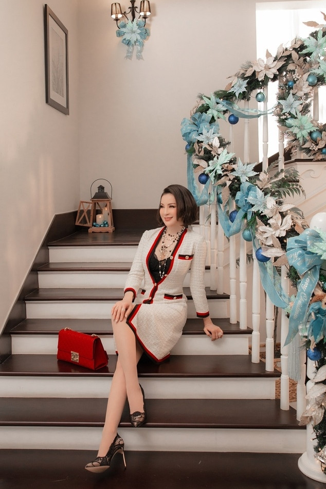 Cầu thang ốp gỗ màu nâu với tay vịn mảnh trắng. Ảnh: Ngoisao