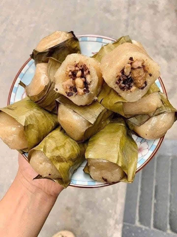 Ngày ít chị Thanh làm vài chục chiếc, ngày nhiều có thể lên tới 200 - 300 chiếc. Ảnh: Facebook