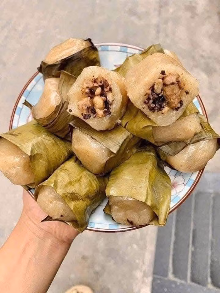 Ngày ít chị Thanh làm vài chục chiếc, ngày nhiều có thể lên tới 200 - 300 chiếc. Ảnh: Facebook