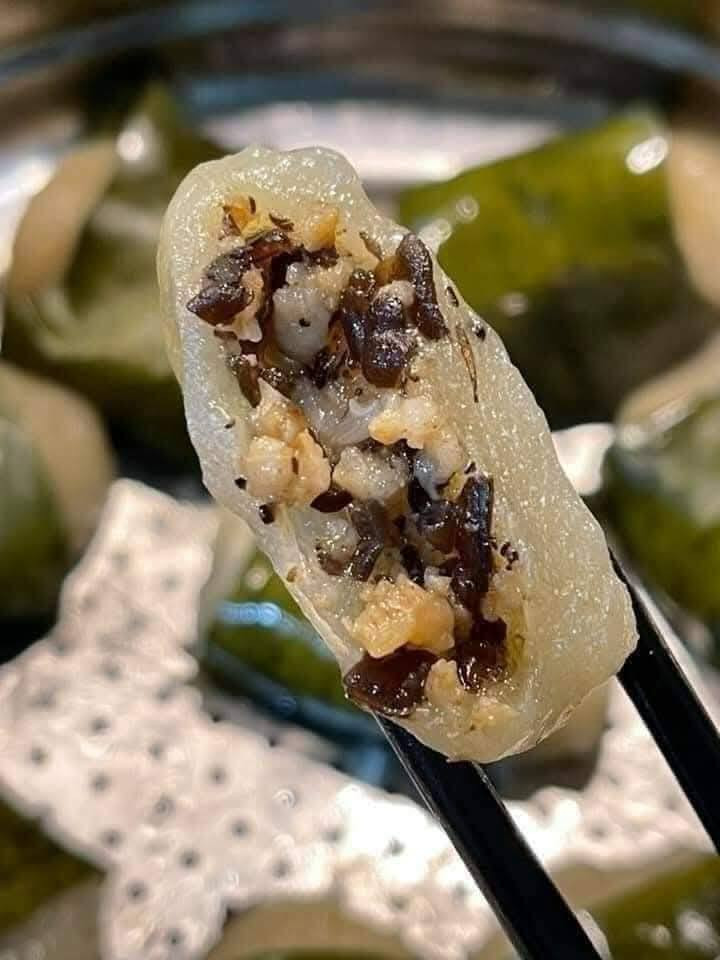 Chị Hoàng Thảo (ở Phú Thọ) cho biết, trước kia ở quê, củ sắn dùng ăn thay lúa ngô, lá sắn dùng làm rau những ngày mùa giáp hạt. Hiện nay, diện tích sắn ít hơn, đồ ăn thức uống đa dạng, món bánh sắn chỉ dùng để ăn chơi, không còn phổ biến. Ảnh: Facebook