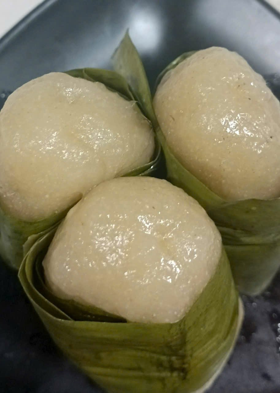 Ngoài bánh sắn, nhiều người còn nhận đặt riêng bột làm bánh giá từ 55.000 - 60.000 đồng/kg. Khách mua bột sắn được tặng kèm lá chuối làm bánh. Ảnh: Facebook