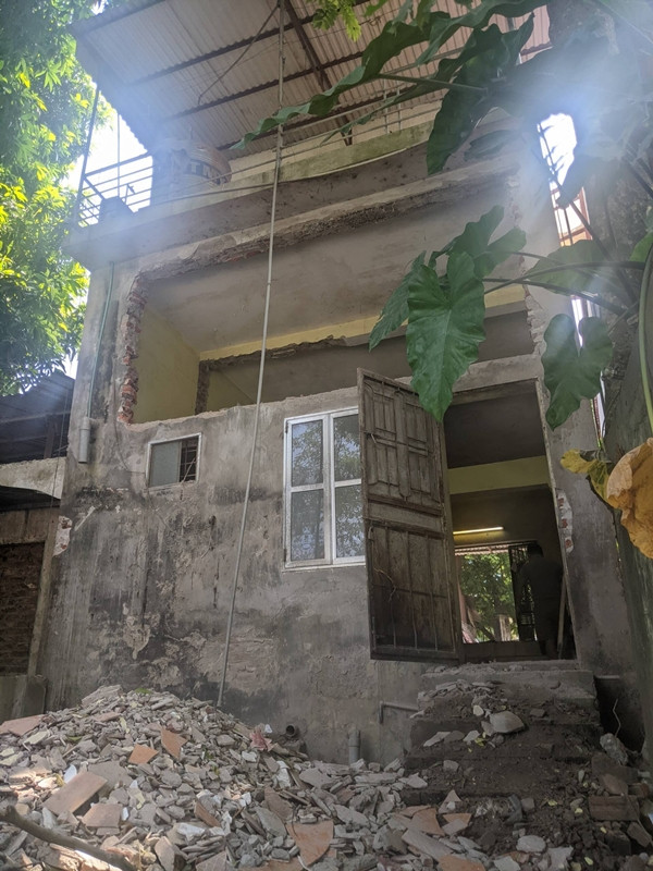 Phần móng và khung tường của nhà cũ vẫn được giữ lại để tiết kiệm chi phí. Ảnh: Luke Nguyen Lab