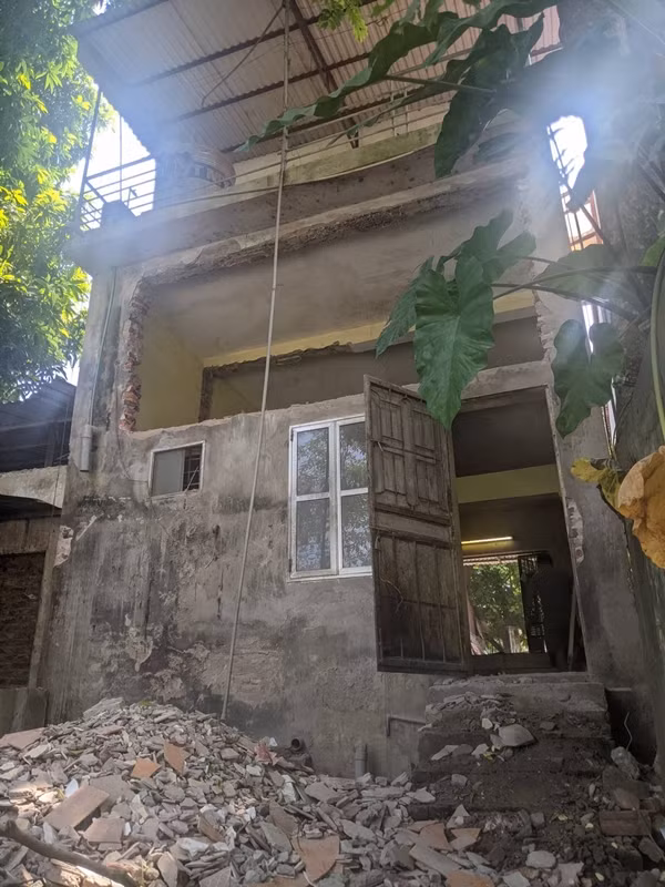 Phần móng và khung tường của nhà cũ vẫn được giữ lại để tiết kiệm chi phí. Ảnh: Luke Nguyen Lab