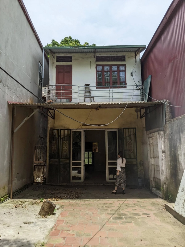 Tọa lạc gần sông Bắc Hưng Hải - một nhanh của sông Đuống (Hà Nội), trước khi cải tạo, ngôi nhà đã xuống cấp nghiêm trọng do ít được sử dụng và chăm sóc từ chủ cũ. Ảnh: Luke Nguyen Lab