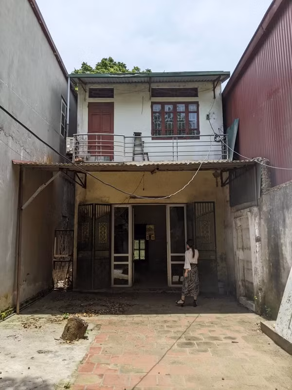 Tọa lạc gần sông Bắc Hưng Hải - một nhanh của sông Đuống (Hà Nội), trước khi cải tạo, ngôi nhà đã xuống cấp nghiêm trọng do ít được sử dụng và chăm sóc từ chủ cũ. Ảnh: Luke Nguyen Lab