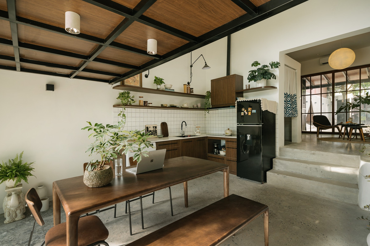 Khu bếp, bàn ăn thiết kế đơn giản, hài hòa. Ảnh: Luke Nguyen Lab