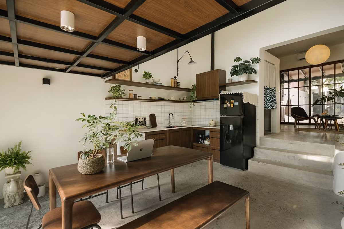 Khu bếp, bàn ăn thiết kế đơn giản, hài hòa. Ảnh: Luke Nguyen Lab