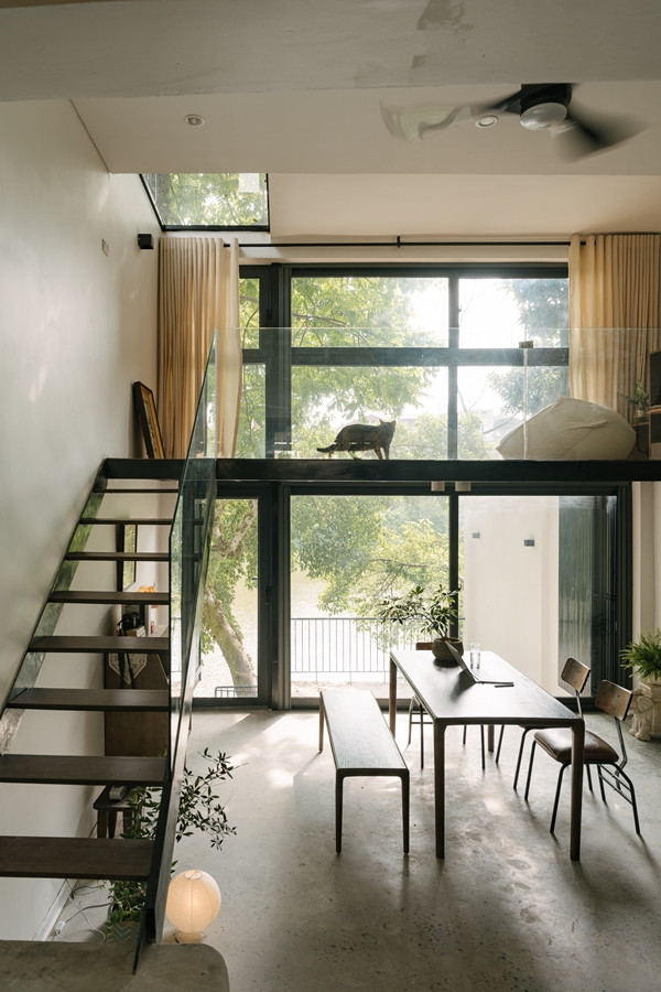 Nhờ sử dụng hệ cửa kính lớn, ngôi nhà ngập tràn ánh sáng tự nhiên. Ảnh: Luke Nguyen Lab