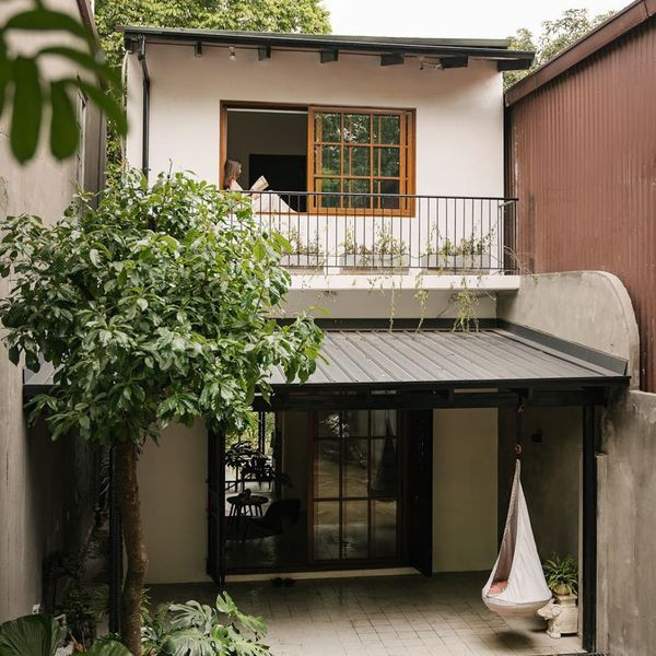 Sau khi đánh giá hiện trạng và kết cấu của căn nhà, kiến trúc sư mở rộng hoàn toàn view nhìn ra sông bằng cách phá bỏ bức tường ngăn, đồng thời dịch chuyển nhà vệ sinh tầng 1 sang vị trí khác. Ảnh: Luke Nguyen Lab