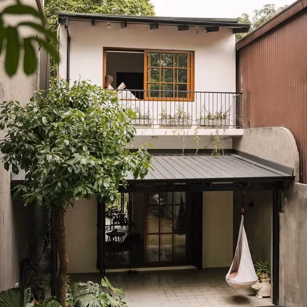 Sau khi đánh giá hiện trạng và kết cấu của căn nhà, kiến trúc sư mở rộng hoàn toàn view nhìn ra sông bằng cách phá bỏ bức tường ngăn, đồng thời dịch chuyển nhà vệ sinh tầng 1 sang vị trí khác. Ảnh: Luke Nguyen Lab