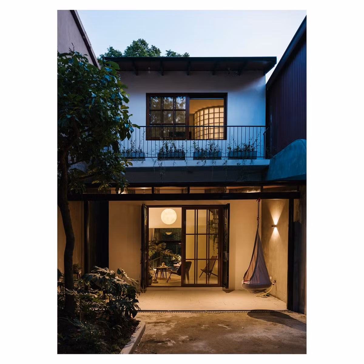 Sau khi cải tạo, mặt tiền của căn nhà lột xác hoàn toàn. Ảnh: Luke Nguyen Lab