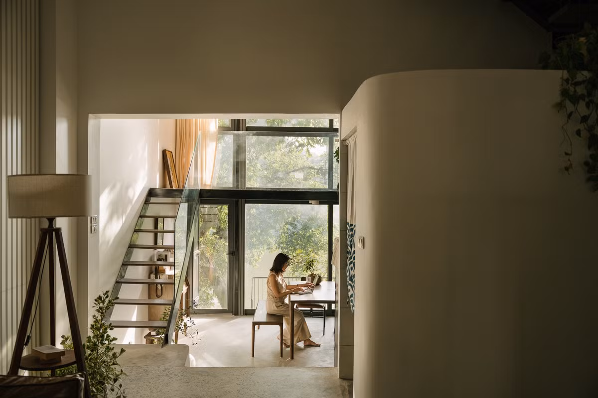 Lan can cầu thang bằng kính tạo sự liền mạch. Ảnh: Luke Nguyen Lab