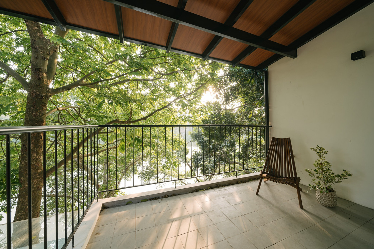 Ban công rộng cho gia chủ tận hưởng từng hơi thở của thiên nhiên. Ảnh: Luke Nguyen Lab