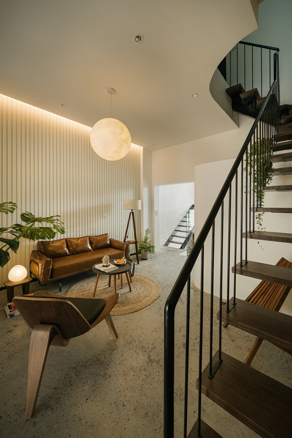 Phòng khách được bố trí ở cuối nhà. Ảnh: Luke Nguyen Lab