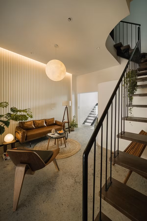 Phòng khách được bố trí ở cuối nhà. Ảnh: Luke Nguyen Lab