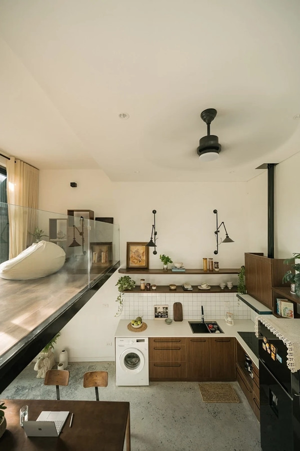 Trần cao thoáng đãng giúp tổng thể căn nhà không bí bách như nhà cũ. Ảnh: Luke Nguyen Lab