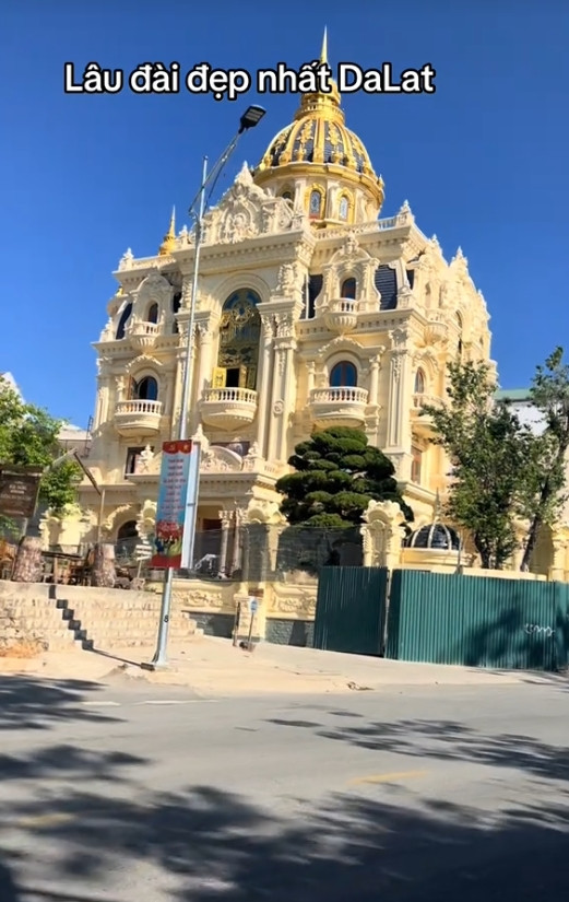 Mới đây, mạng xã hội xôn xao về một tòa lâu đài nằm ở vị trí đắc địa, gần thung lũng Tình Yêu - một trong những địa điểm tham quan nổi tiếng ở Đà Lạt. Ảnh: @vinafarm.nng.sn.lt