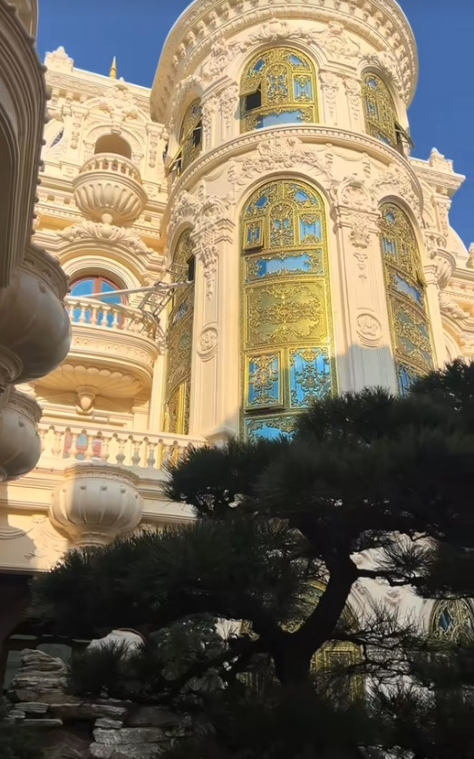 Những tấm phù điêu, hành lang, cột nhà hay chi tiết mái vòm... đều sống động đến từng cm khiến ai ngang qua cũng phải choáng ngợp. Ảnh: @lng.nhm.c