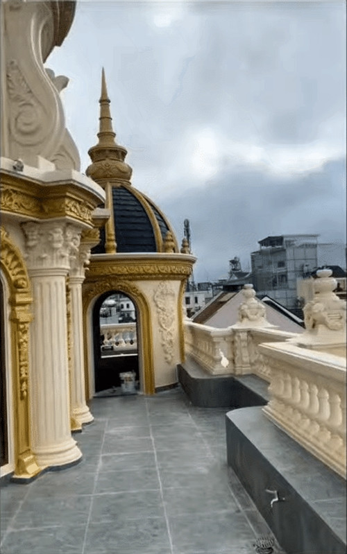 Công trình gồm 6 tầng, với 5 tầng sinh hoạt và tầng trên cùng là mái vòm với tầng thượng có thể phóng tầm mắt ngắm hướng ra sân golf Đà Lạt. Ảnh: @lng.nhm.c