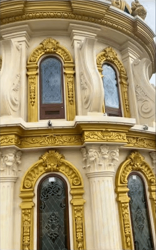 Khi phản chiếu ánh nắng mặt trời, những ô cửa tạo nên ánh sáng đẹp và ảo diệu. Ảnh: @lng.nhm.c